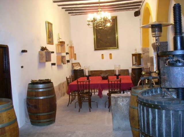 habitacion con barricas y una mesa para comer